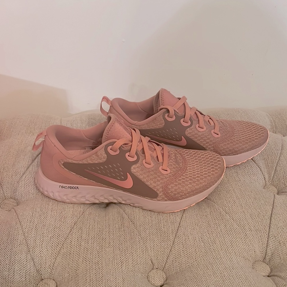 Nike Reacts- Pink
